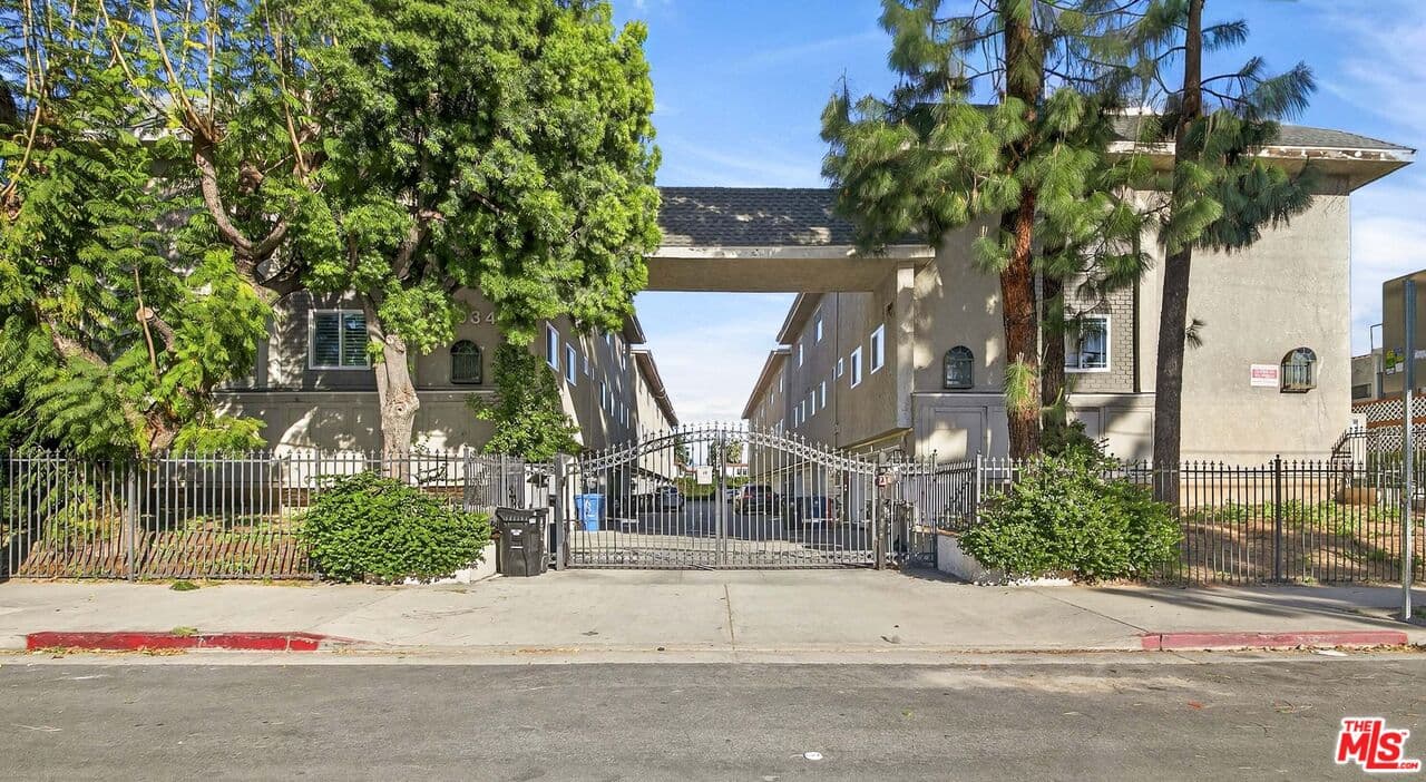 2 bd, 3 ba Townhouse in Los Angeles, CA — $3,000/mo — photo 1