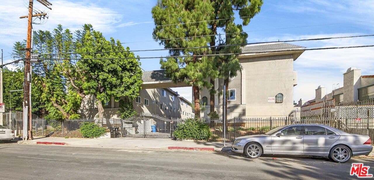 2 bd, 3 ba Townhouse in Los Angeles, CA — $3,000/mo — photo 2