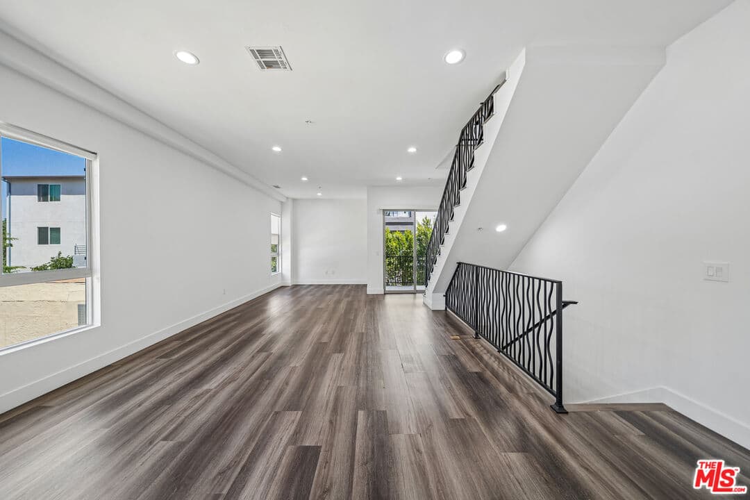4 bd, 3 ba Townhouse in North Hollywood, CA — $3,995/mo — photo 2