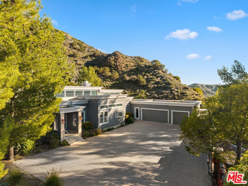 4 bd, 3 ba House in Agoura Hills, CA — $8,998/mo — photo 2