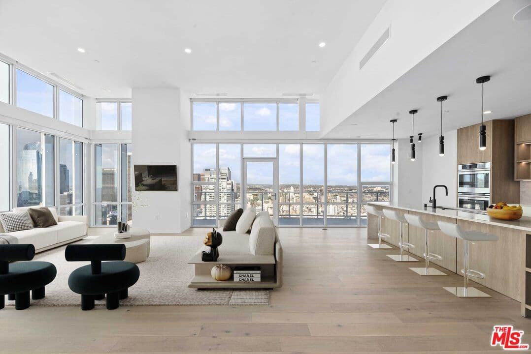 4 bd, 5 ba Apartment in Los Angeles, CA — $22,845/mo — photo 1