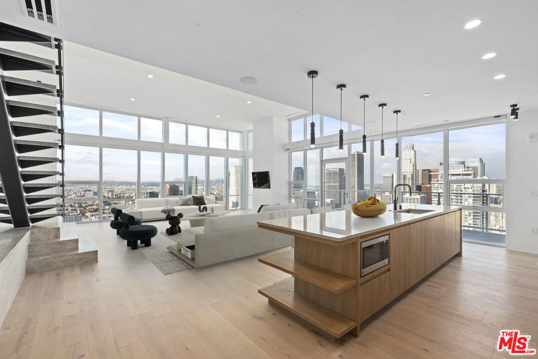 4 bd, 5 ba Apartment in Los Angeles, CA — $22,845/mo — photo 2