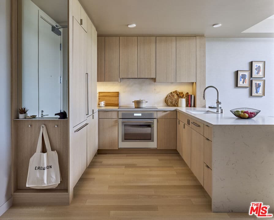 2 bd, 1 ba Townhouse in Santa Monica, CA — $8,465/mo — photo 2