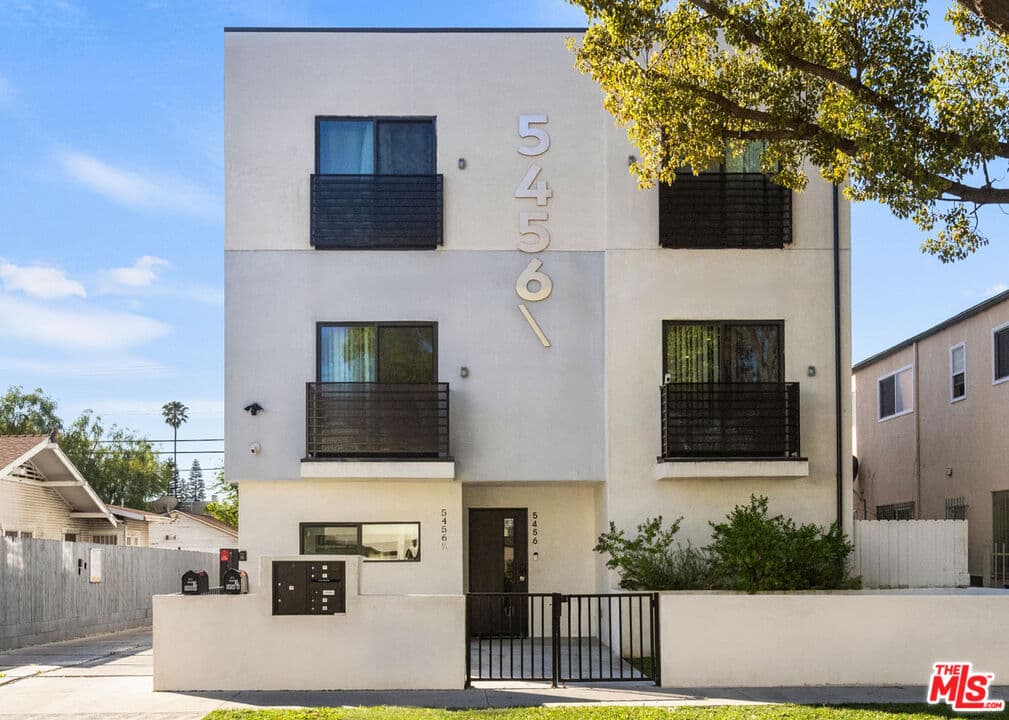 3 bd, 4 ba Townhouse in Los Angeles, CA — $3,700/mo — photo 1