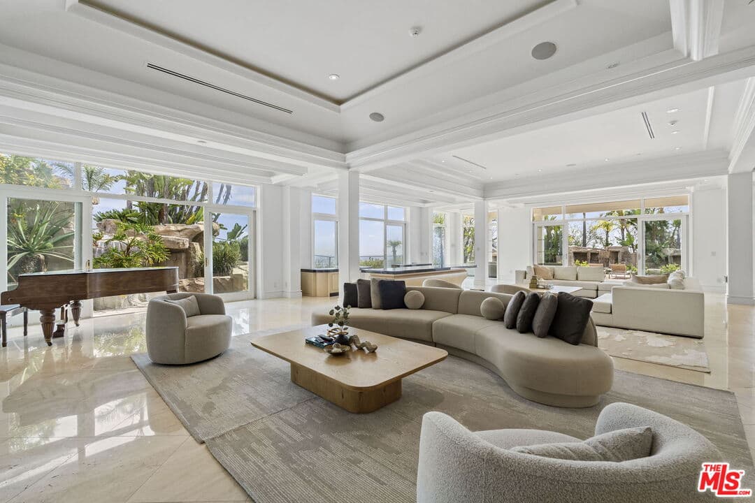 6 bd, 8 ba House in Beverly Hills, CA — $65,000/mo — photo 1