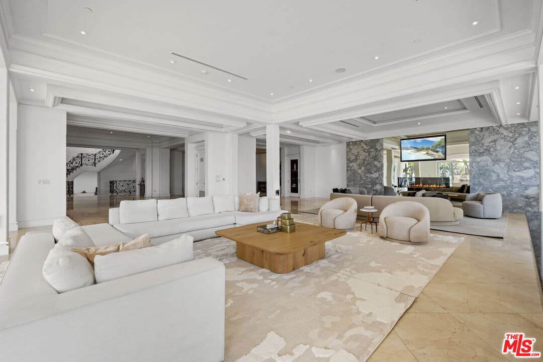 6 bd, 8 ba House in Beverly Hills, CA — $65,000/mo — photo 2