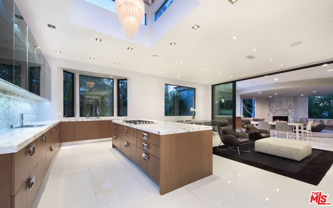 4 bd, 7 ba House in Beverly Hills, CA — $75,000/mo — photo 2