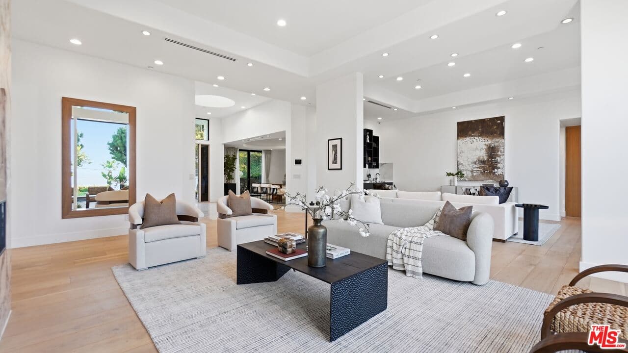 5 bd, 5 ba Townhouse in Los Angeles, CA — $19,900/mo — photo 2