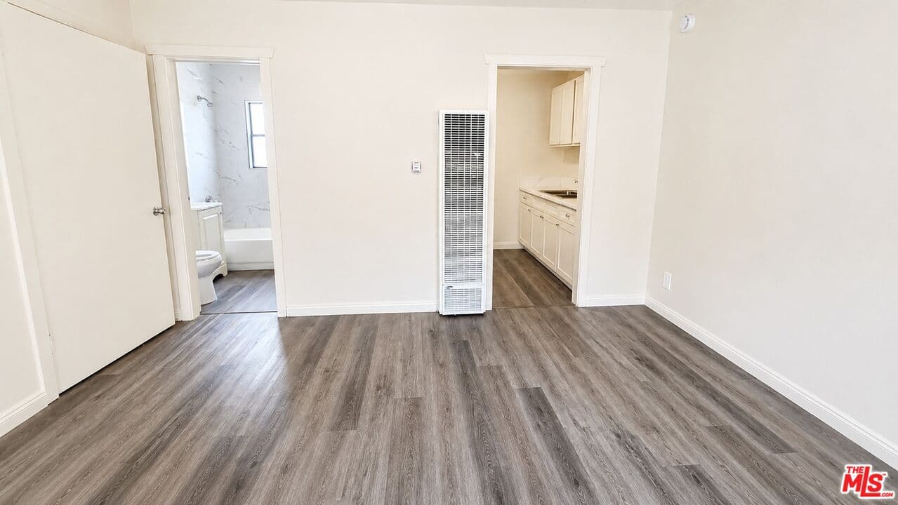 Studio, 1 ba Apartment in Los Angeles, CA — $1,400/mo — photo 2