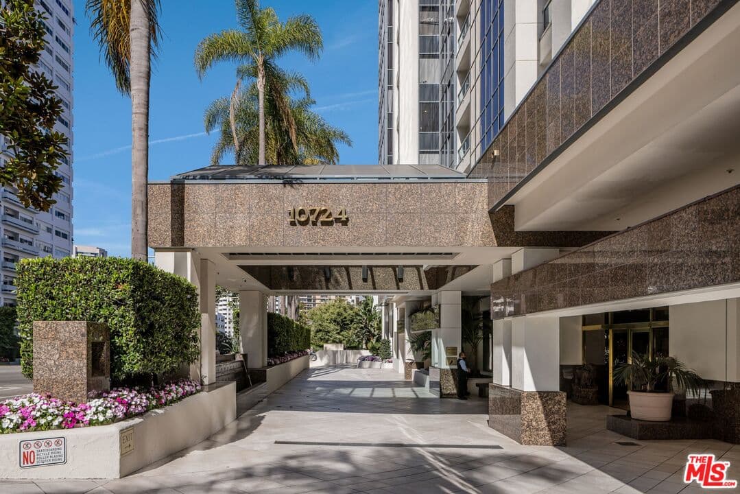 2 bd, 3 ba Condo in Los Angeles, CA — $8,900/mo — photo 2