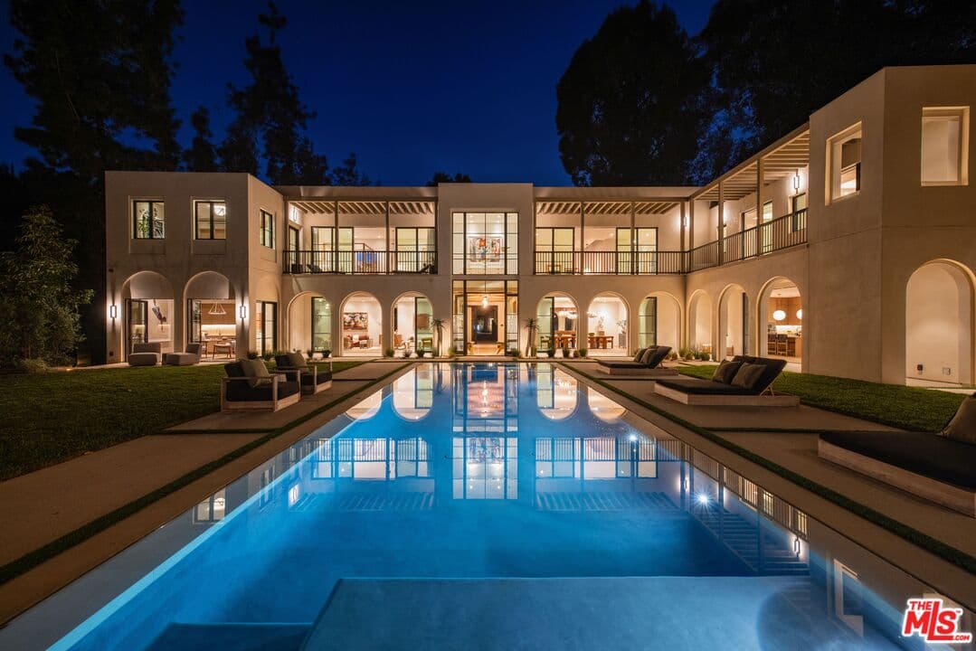 9 bd, 14 ba House in Beverly Hills, CA — $125,000/mo — photo 2