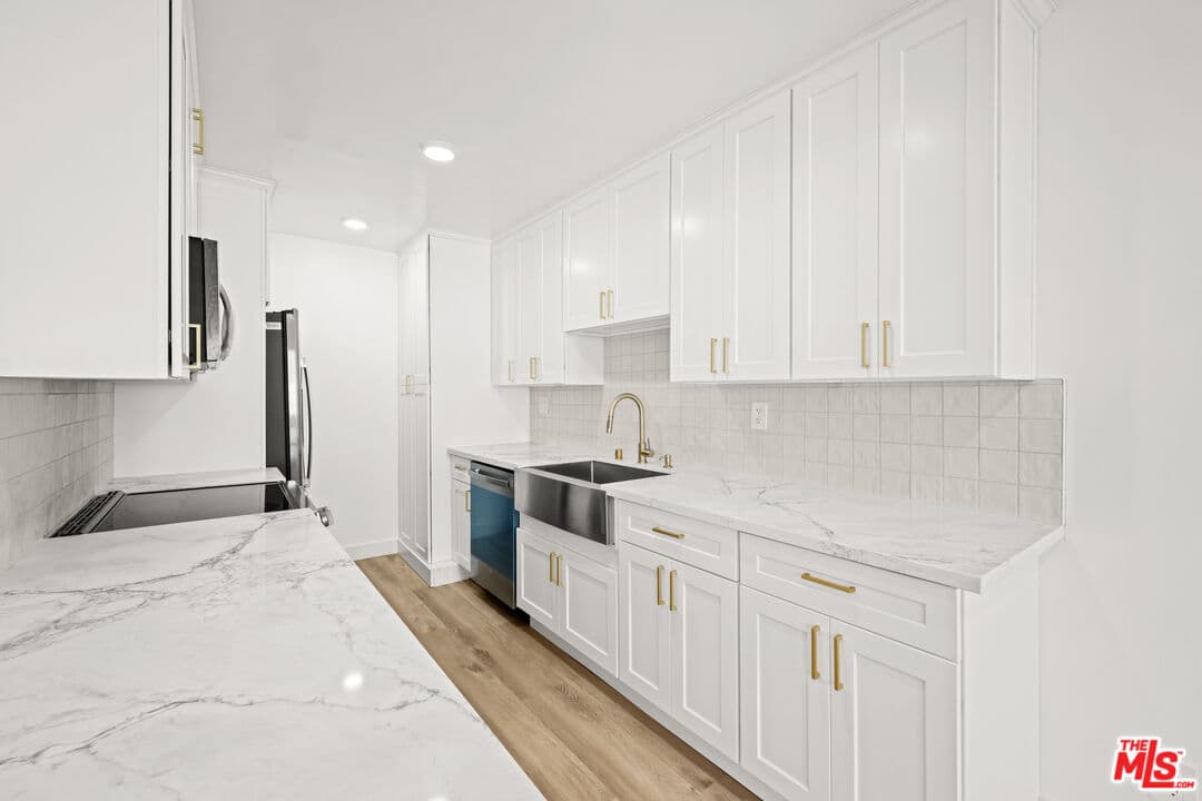 2 bd, 2 ba Townhouse in Beverly Hills, CA — $5,400/mo — photo 2