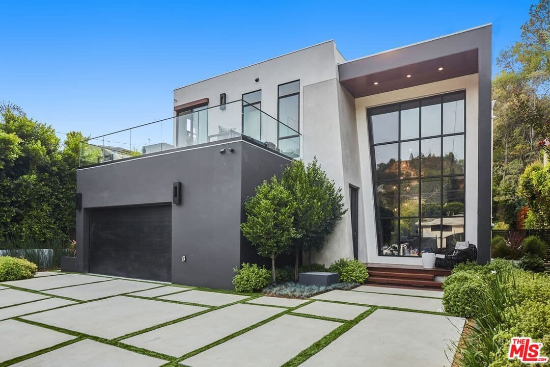 5 bd, 6 ba House in Beverly Hills, CA — $26,500/mo — photo 2