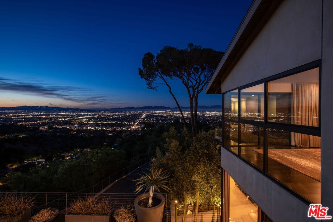 4 bd, 5 ba House in Beverly Hills, CA — $37,500/mo — photo 2