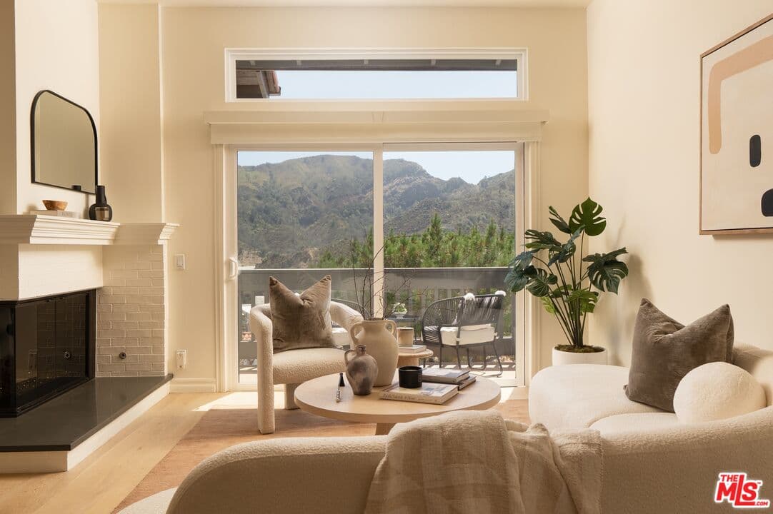 3 bd, 4 ba Townhouse in Los Angeles, CA — $8,500/mo — photo 2