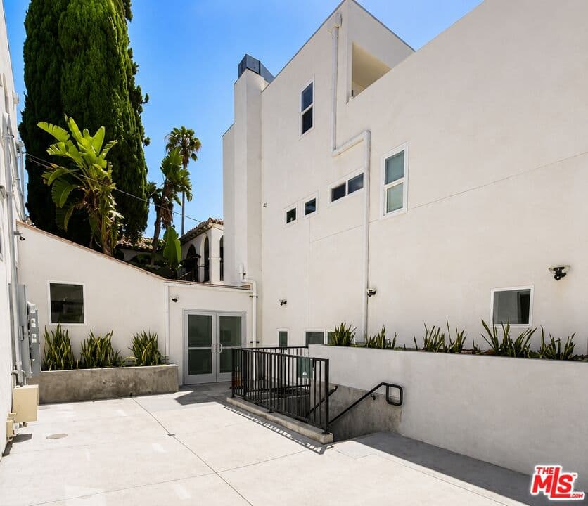 2 bd, 1 ba Apartment in Los Angeles, CA — $2,784/mo — photo 2