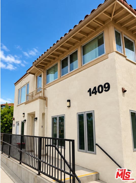2 bd, 1 ba Apartment in Los Angeles, CA — $2,784/mo — photo 1