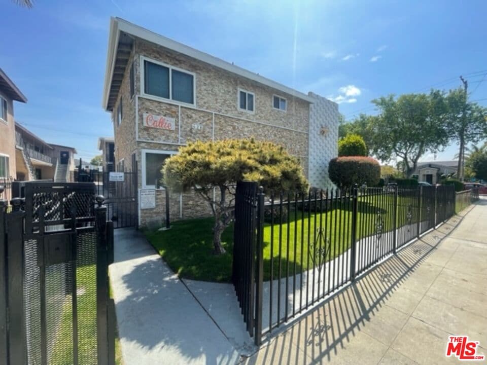 1 bd, 1 ba Townhouse in Inglewood, CA — $1,900/mo — photo 2