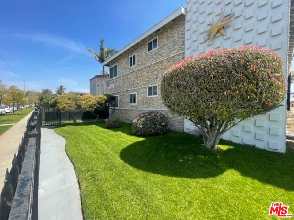 1 bd, 1 ba Townhouse in Inglewood, CA — $1,900/mo — photo 1