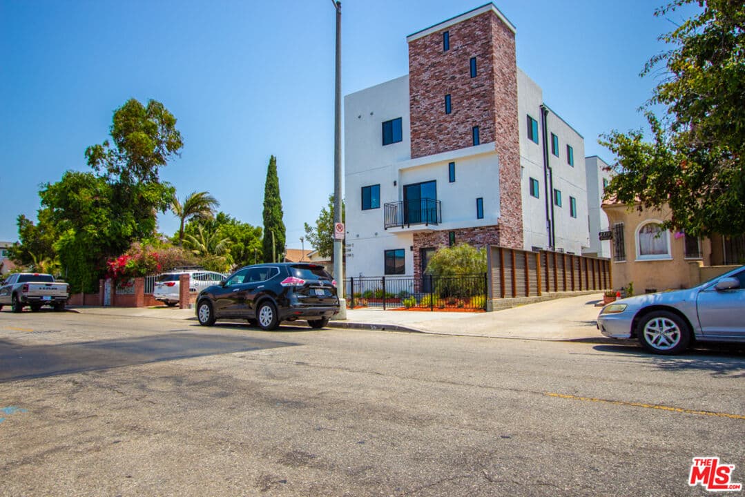 3 bd, 3 ba Townhouse in Los Angeles, CA — $3,799/mo — photo 2