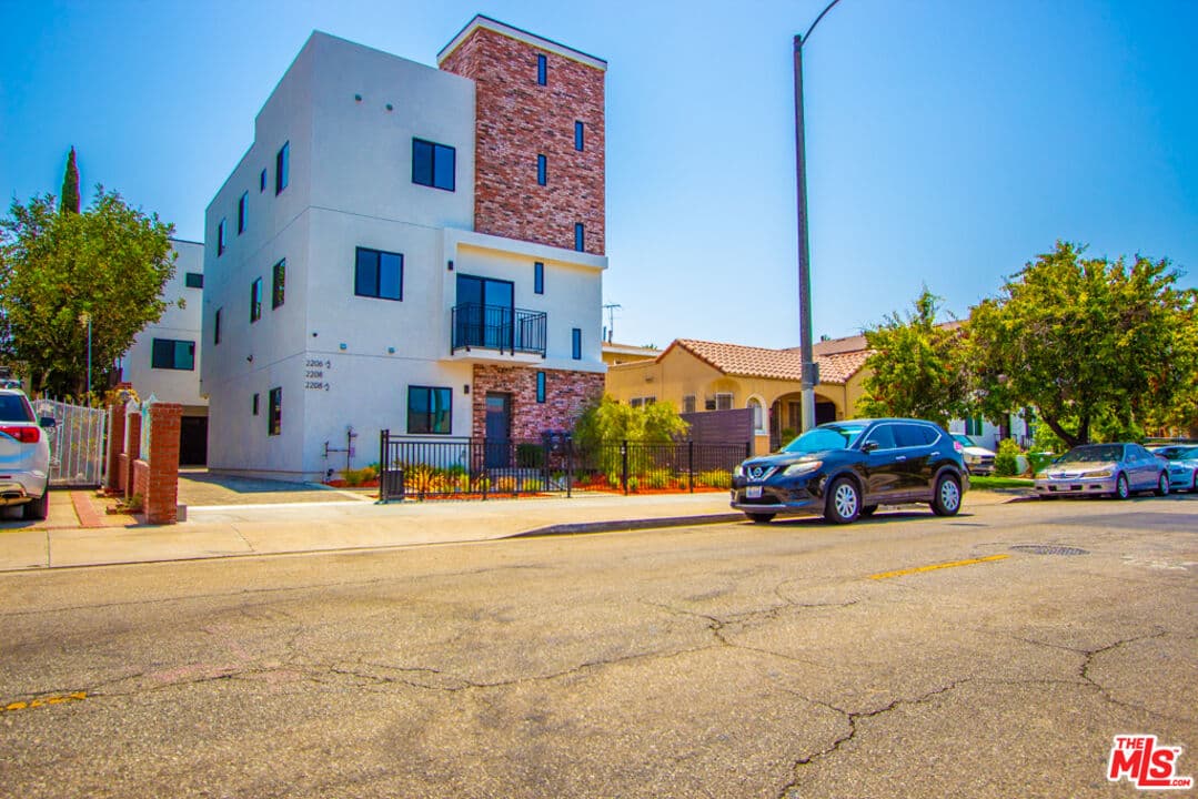 3 bd, 3 ba Townhouse in Los Angeles, CA — $3,799/mo — photo 1