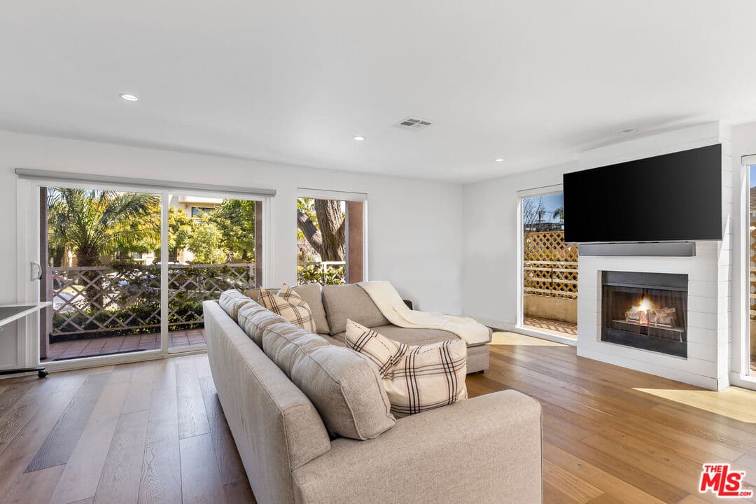 3 bd, 3 ba Townhouse in Santa Monica, CA — $7,900/mo — photo 2