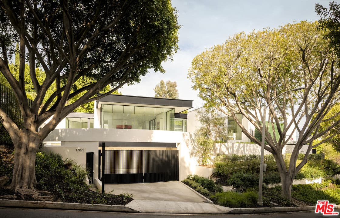6 bd, 9 ba House in Beverly Hills, CA — $150,000/mo — photo 2