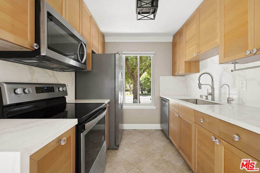 2 bd, 1 ba Townhouse in Thousand Oaks, CA — $2,950/mo — photo 2