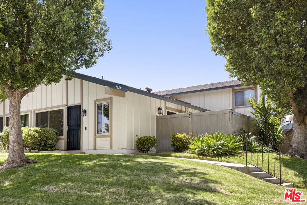 2 bd, 1 ba Townhouse in Thousand Oaks, CA — $2,950/mo — photo 1