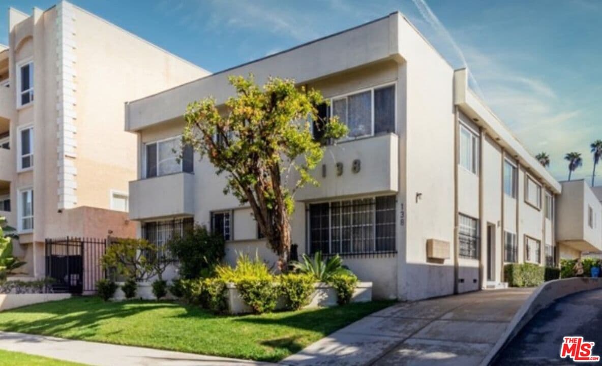 2 bd, 2 ba Apartment in Los Angeles, CA — $2,300/mo — photo 2