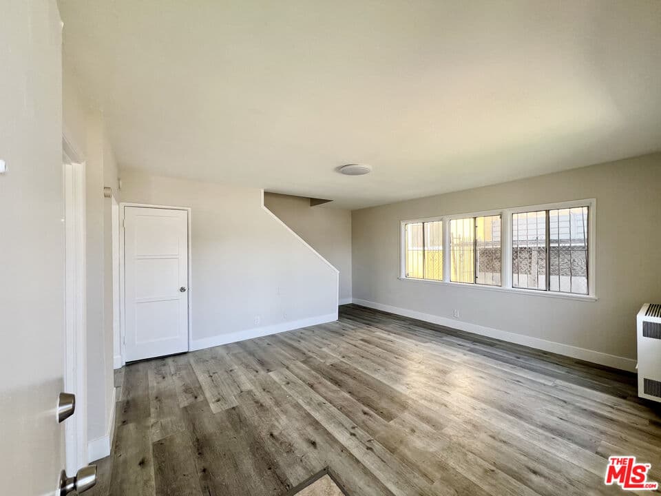 3 bd, 2 ba Townhouse in Los Angeles, CA — $2,800/mo — photo 2