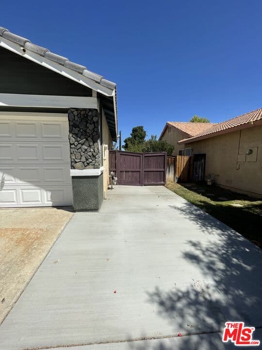 4 bd, 2 ba House in Palmdale, CA — $3,299/mo — photo 2