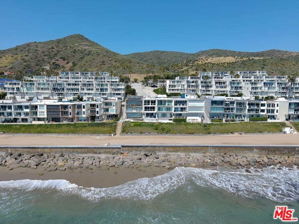 2 bd, 3 ba House in Malibu, CA — $11,500/mo — photo 2