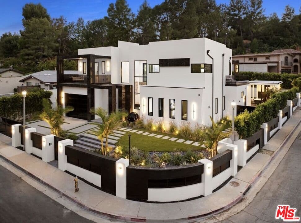 4 bd, 3 ba House in Los Angeles, CA — $19,995/mo — photo 2