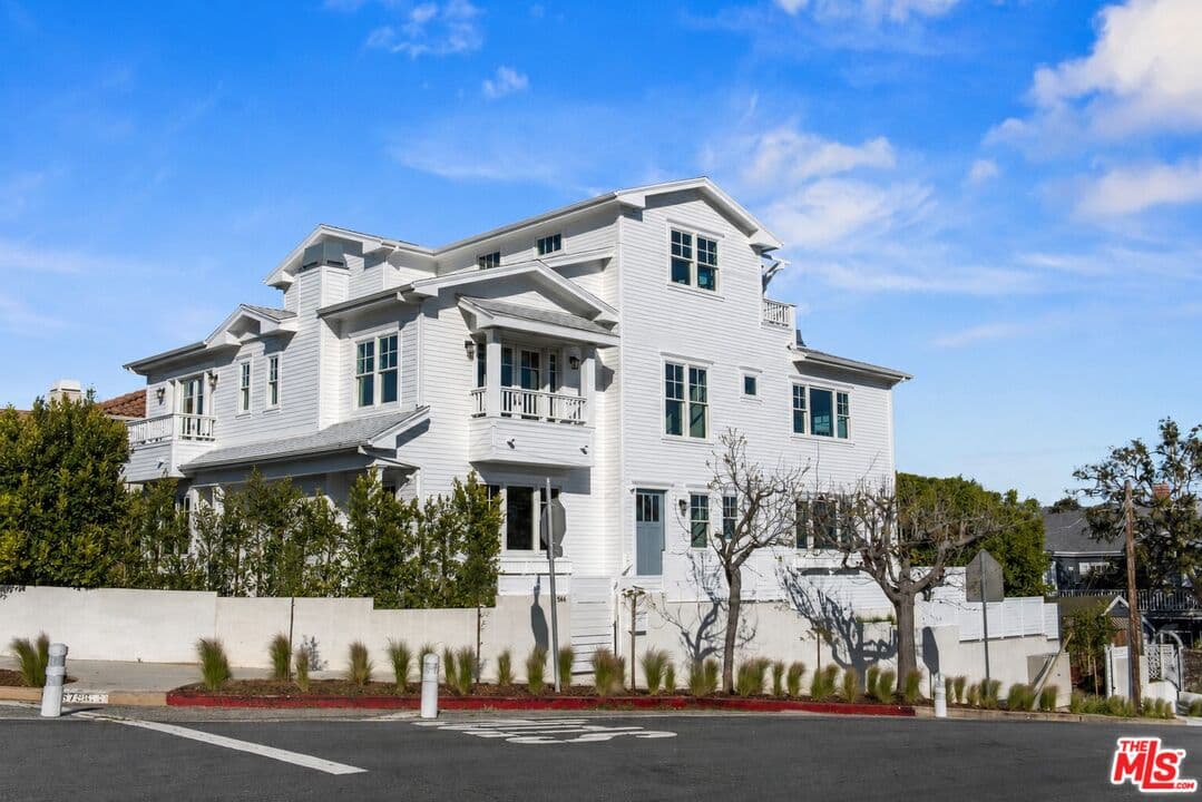5 bd, 6 ba House in Pacific Palisades, CA — $17,500/mo — photo 1