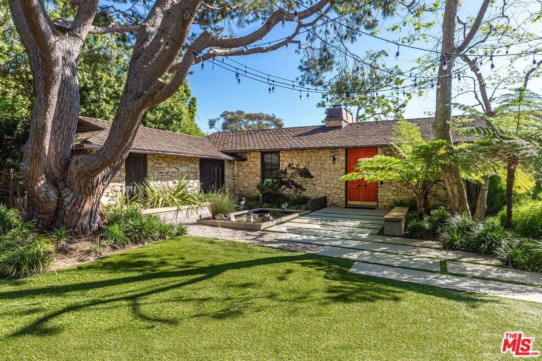 5 bd, 8 ba House in Pacific Palisades, CA — $49,995/mo — photo 2