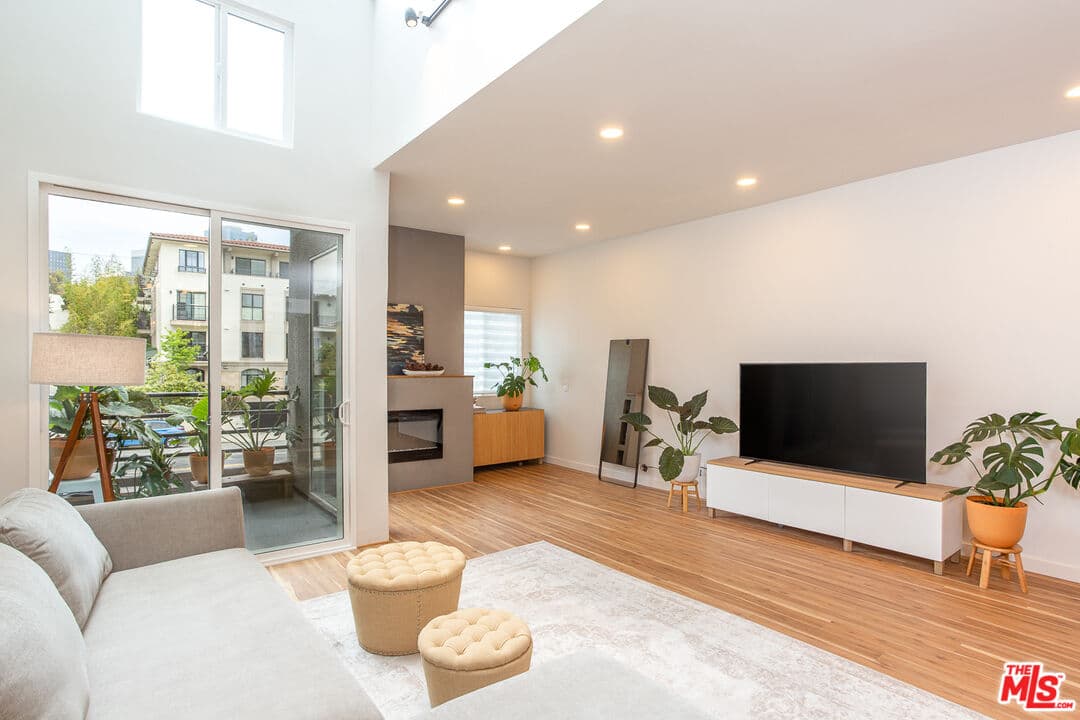 2 bd, 3 ba Condo in Los Angeles, CA — $5,495/mo — photo 2