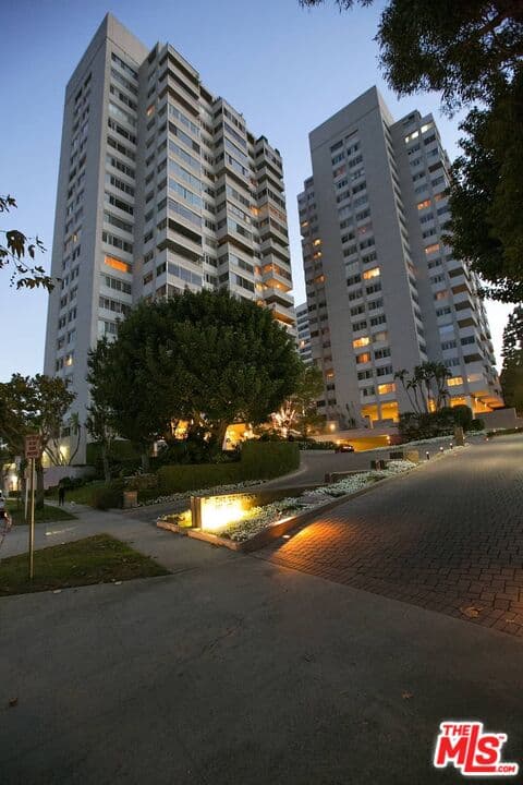 2 bd, 2 ba Condo in Los Angeles, CA — $5,900/mo — photo 1