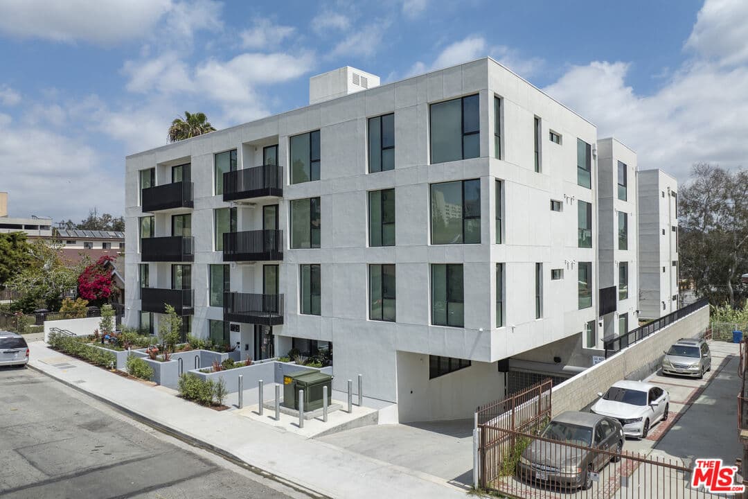 2 bd, 2 ba Apartment in Los Angeles, CA — $2,895/mo — photo 2