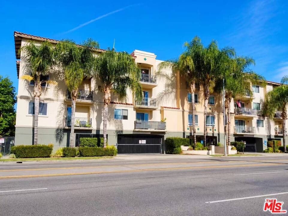 2 bd, 2 ba Condo in Van Nuys, CA — $2,795/mo — photo 1