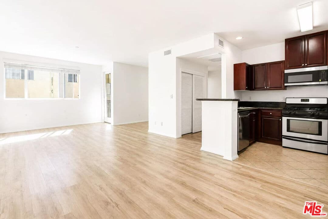 2 bd, 2 ba Condo in Van Nuys, CA — $2,795/mo — photo 2