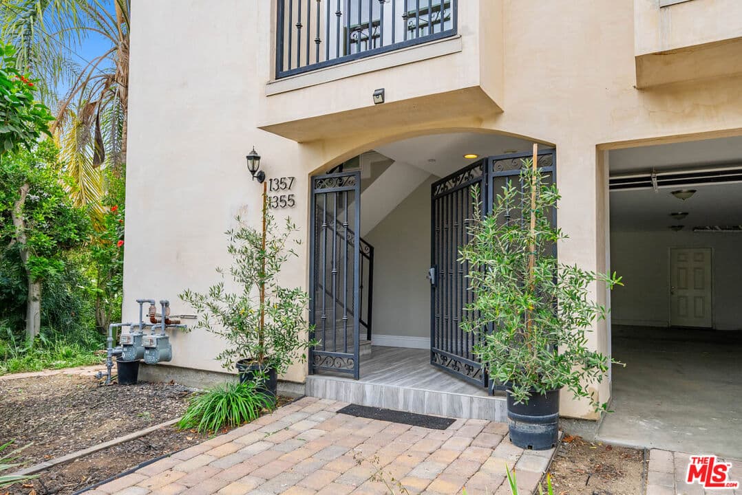 2 bd, 3 ba Condo in Los Angeles, CA — $4,295/mo — photo 2