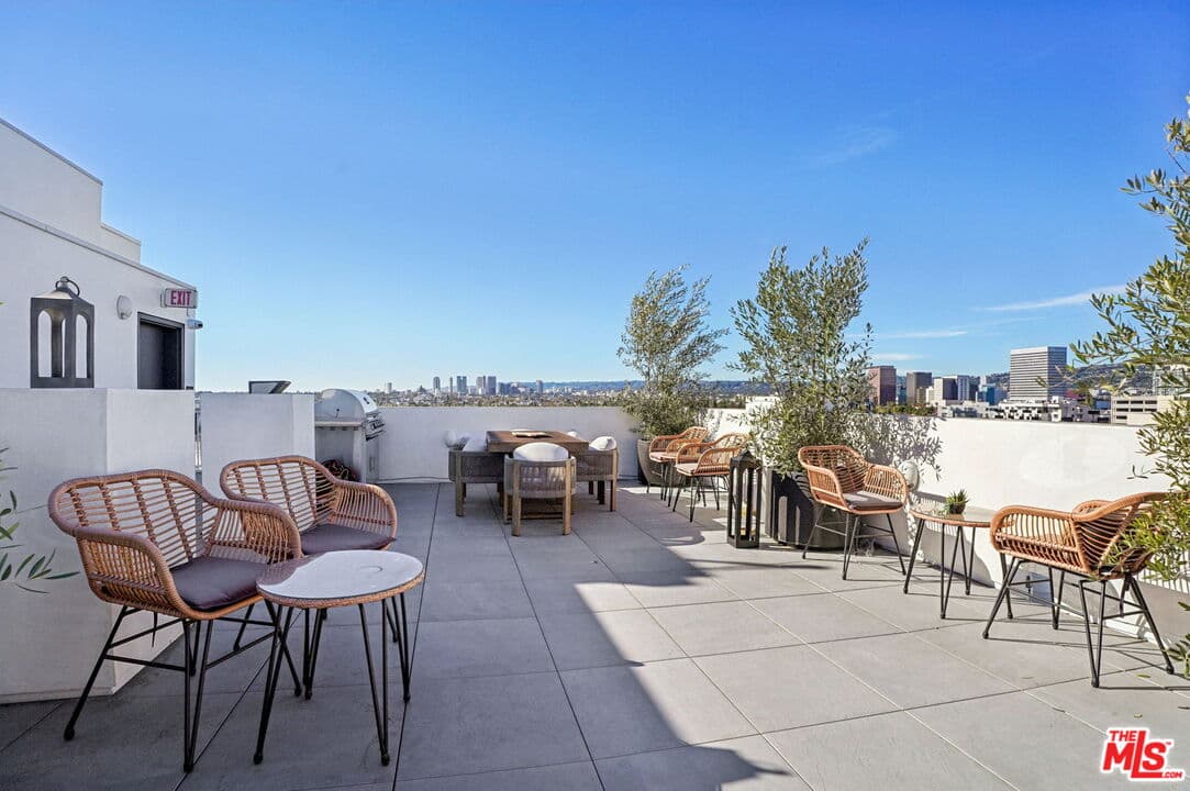 2 bd, 2 ba Apartment in Los Angeles, CA — $3,995/mo — photo 2