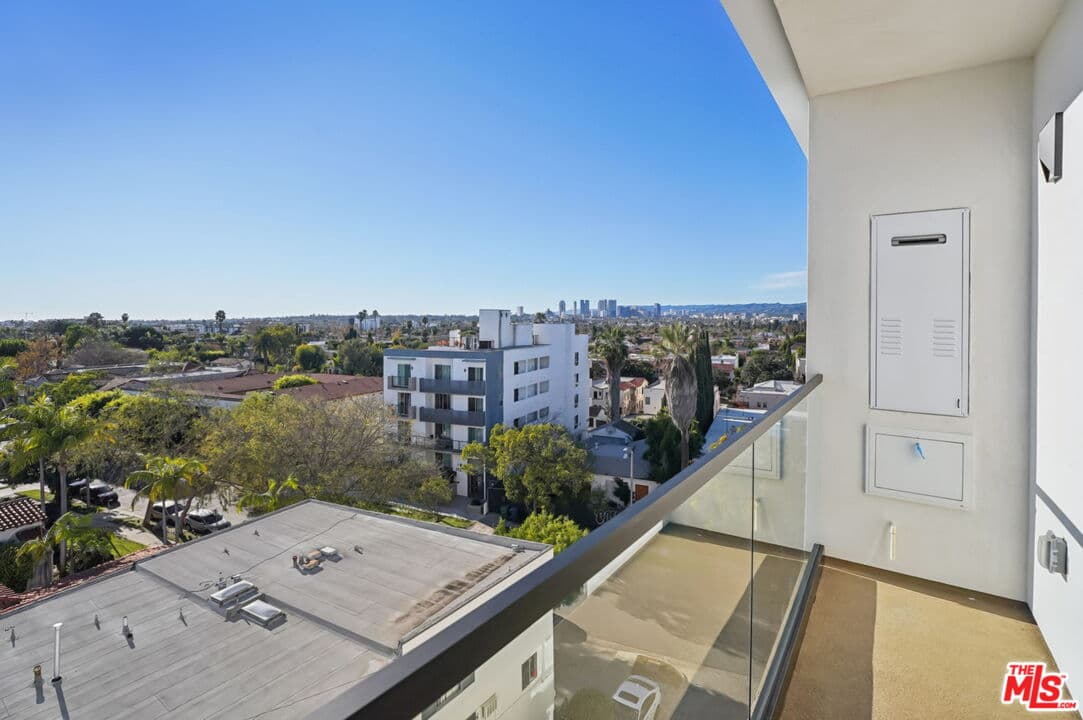 3 bd, 3 ba Apartment in Los Angeles, CA — $6,495/mo — photo 2