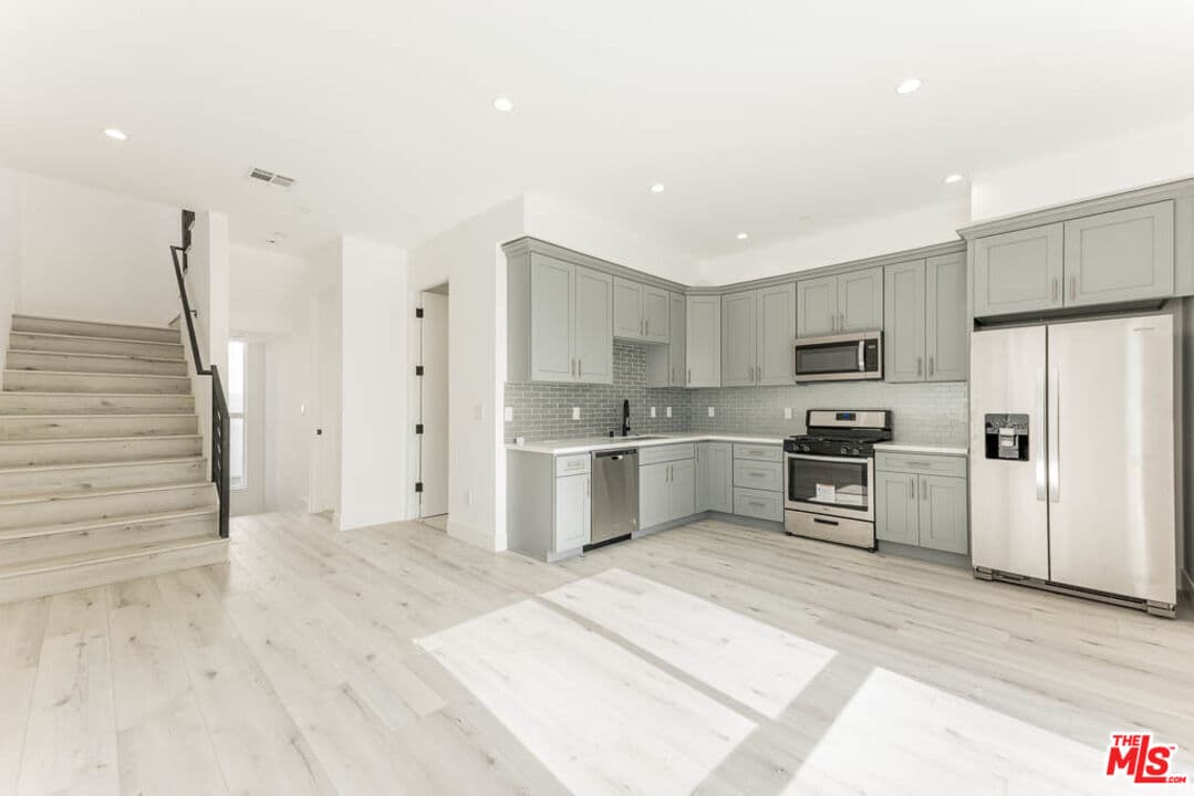 3 bd, 3 ba Townhouse in Los Angeles, CA — $3,995/mo — photo 2