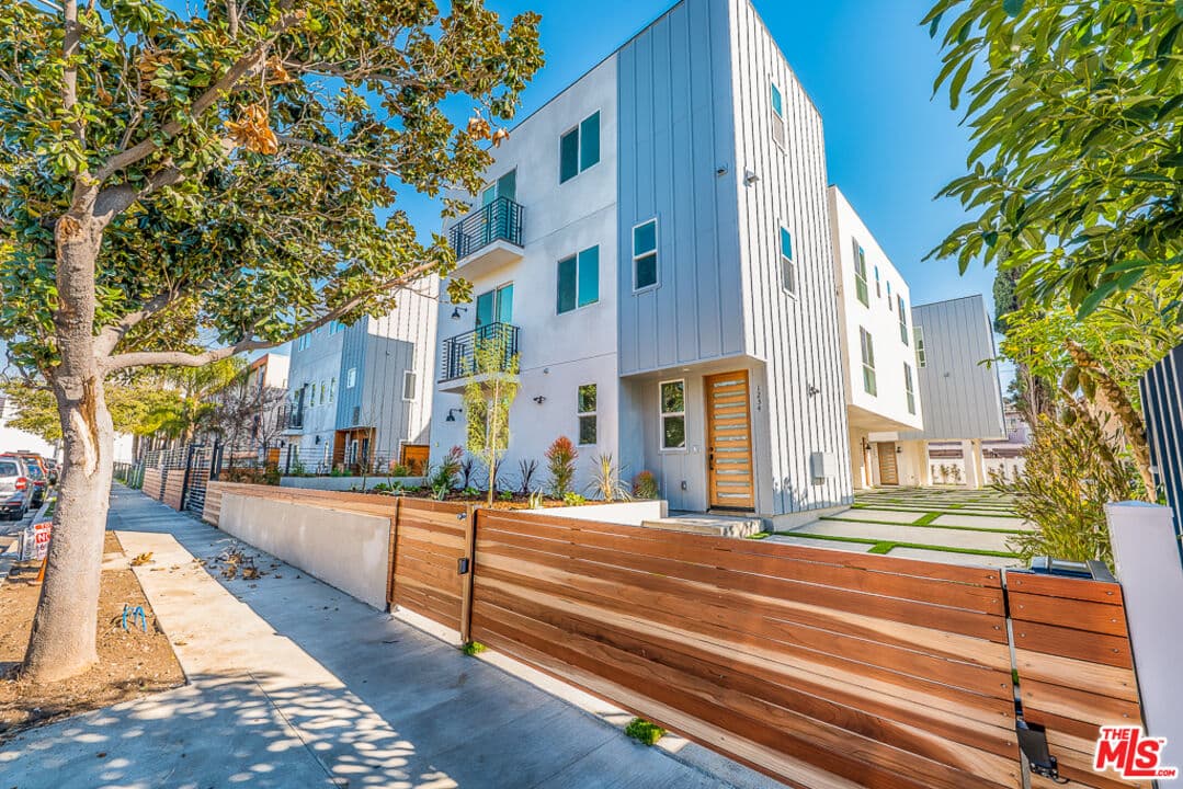 3 bd, 3 ba Townhouse in Los Angeles, CA — $3,995/mo — photo 1