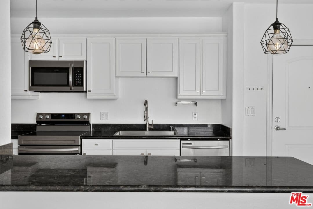 2 bd, 2 ba Condo in Los Angeles, CA — $2,995/mo — photo 1