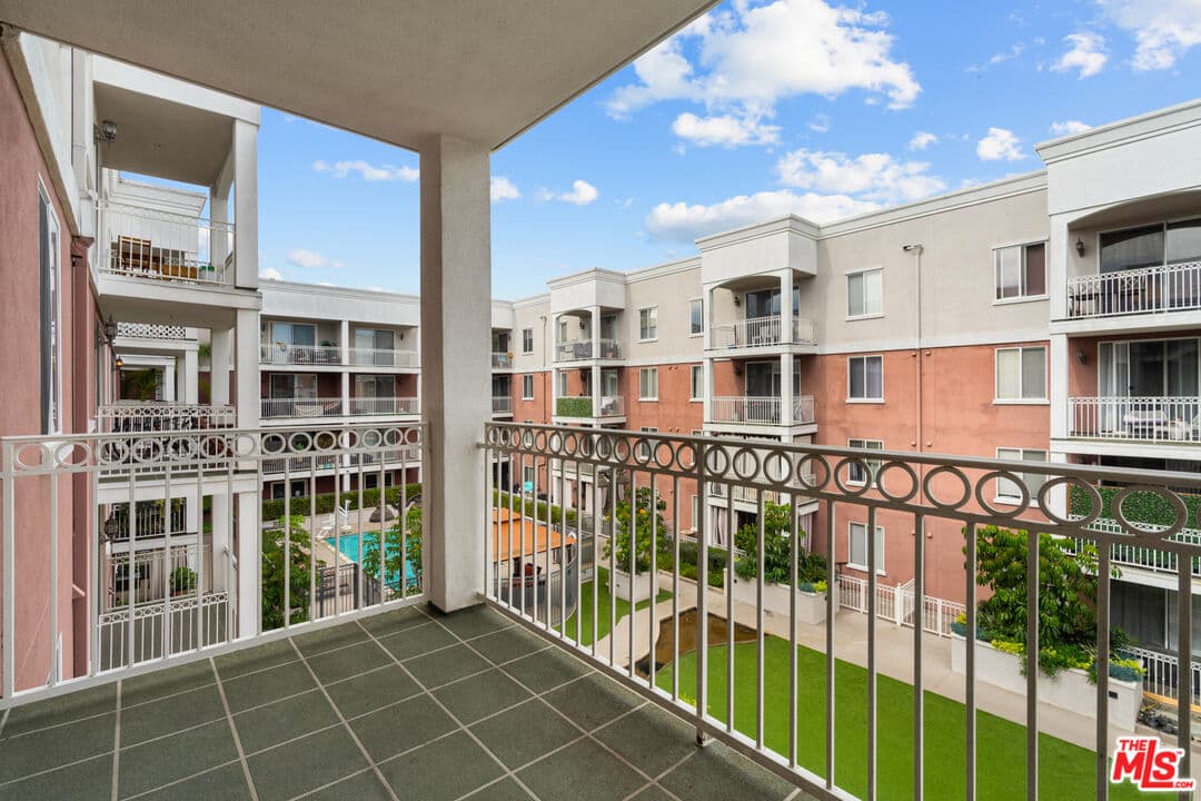 2 bd, 2 ba Condo in Los Angeles, CA — $2,995/mo — photo 2