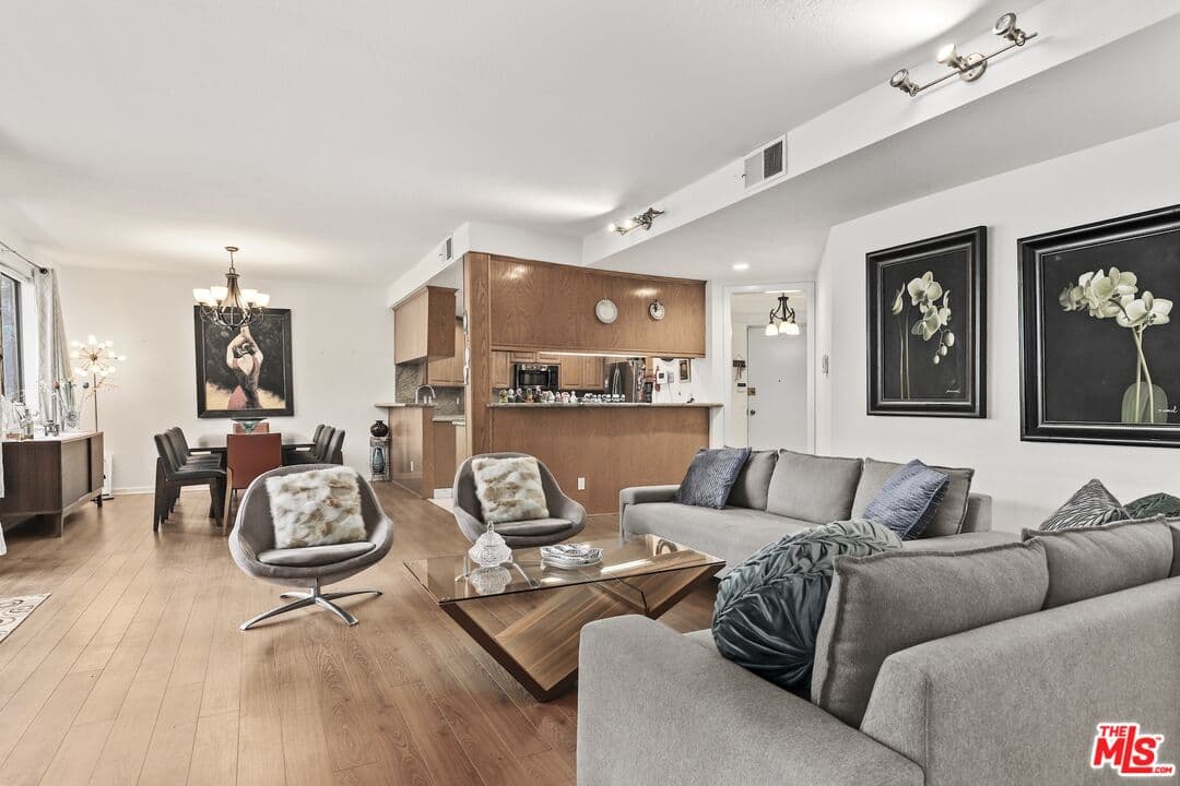 2 bd, 2 ba Condo in Sherman Oaks, CA — $4,400/mo — photo 2