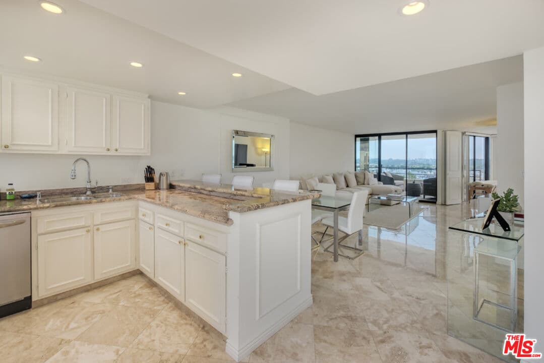 1 bd, 1 ba Condo in Marina Del Rey, CA — $4,500/mo — photo 2